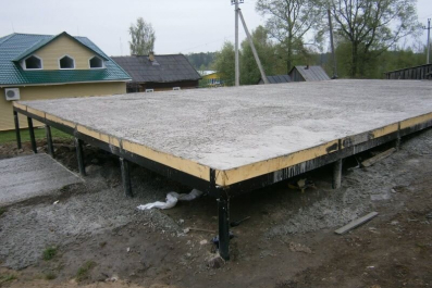 Свайно-винтовой фундамент с заливкой бетоном